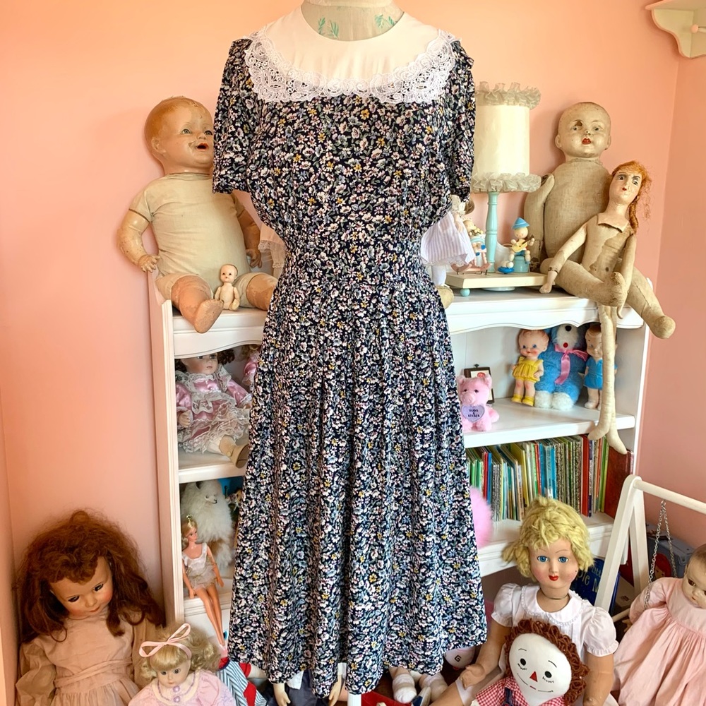 Vintage 80s  does 30s grandmacore black floral white lace collar dress size S/M